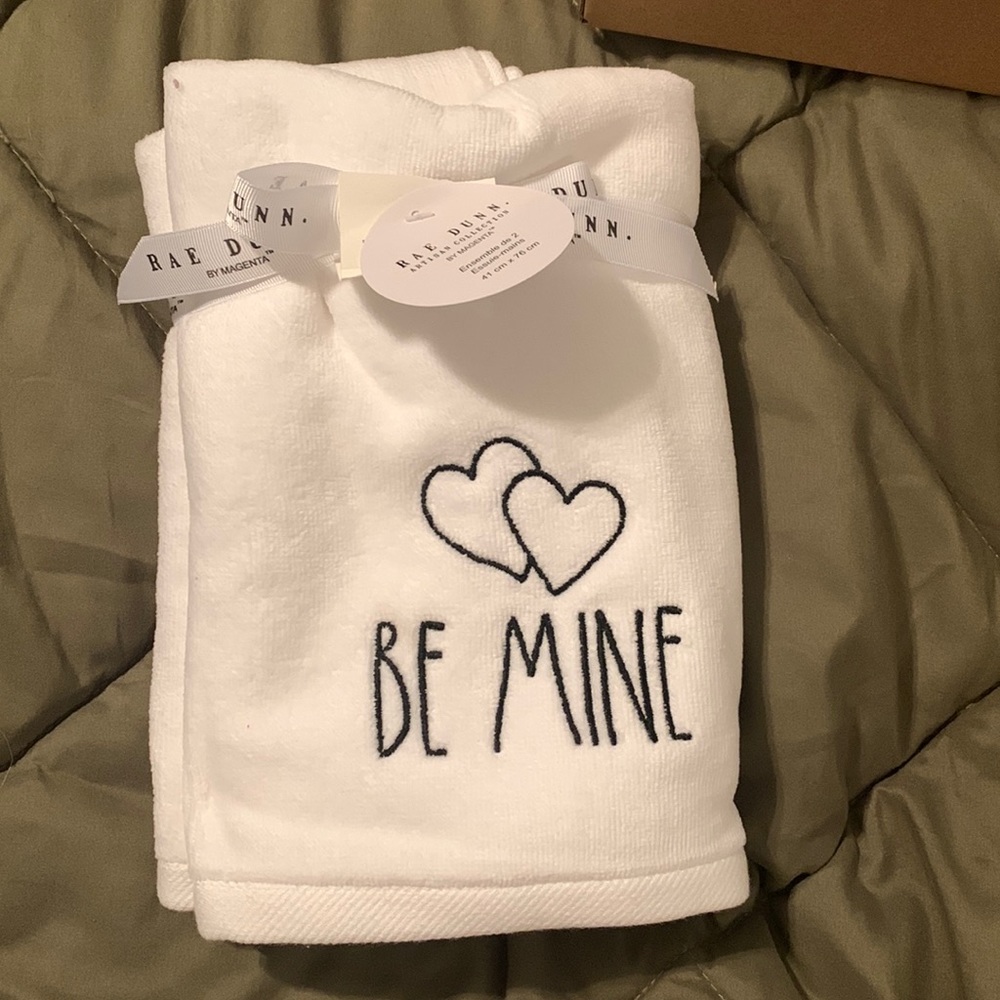 Ray Dunn kitchen/bath hand towels valentines